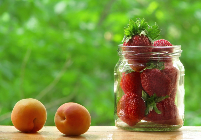 Обои картинки фото еда, фрукты, ягоды, абрикосы, клубника