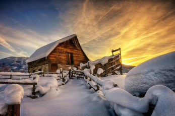 Картинка города -+здания +дома зима снег домик сугроб горы небо облака закат