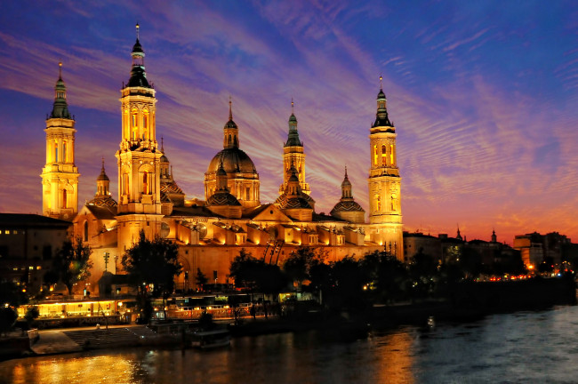 Обои картинки фото города, замки испании, сарагоса, огни, ночь, небо, река, эбро, базилика-де-нуэстра-сеньора-дель-пилар, испания, мост
