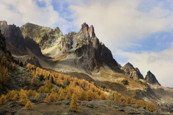 Картинка природа горы небо скалы облака осень деревья склон