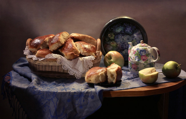 Обои картинки фото еда, хлеб,  выпечка, натюрморт, чайник, платок, поднос, яблоки, пирожки
