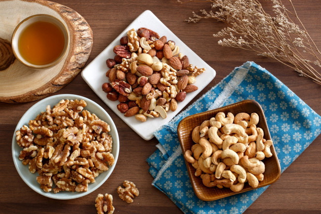 Обои картинки фото еда, орехи,  каштаны,  какао-бобы, чай, фундук, пекан, кешью, грецкий, орех, миндаль, сухоцвет