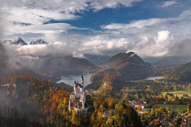 Обои картинки фото neuschwanstein castle - bavariagermany, города, замок нойшванштайн , германия, замок, лес, горы