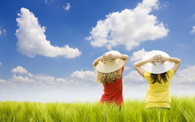 Обои картинки фото девушки, -unsort , группа девушек, брюнетка, блондинка, шляпы, поле, небо, облака