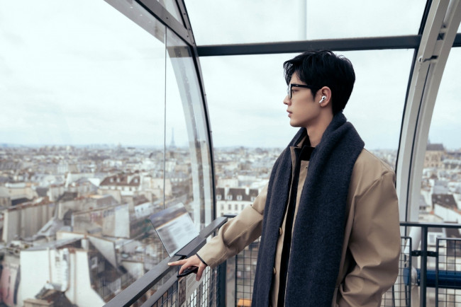 Обои картинки фото мужчины, xiao zhan, актер, шарф, очки, пальто, город, панорама