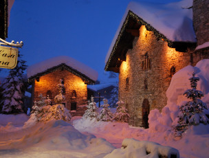 Картинка франция города улицы площади набережные ели снег зима дома