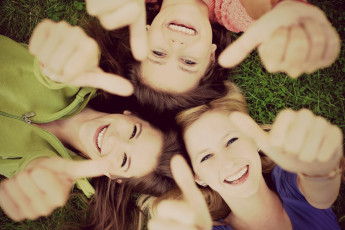 обоя девушки, -unsort , группа девушек, жесты, лица, улыбки, смех, дружба, трава