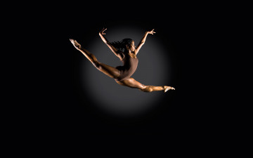 Картинка девушки -unsort+ темнокожие купальник прыжок полет