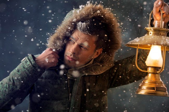 Обои картинки фото мужчины, - unsort, куртка, снег, фонарь