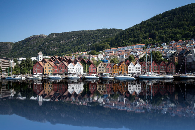Обои картинки фото города, берген , норвегия, дома, яхты, горы