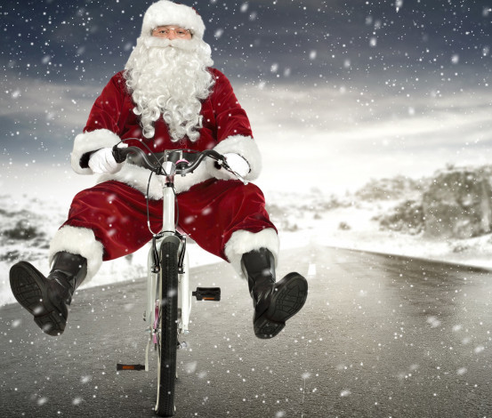 Обои картинки фото праздничные, дед мороз,  санта клаус, снег, сапоги, красная, шапка, рождество, новый, год, велосипед, борода, праздник, зима, дорога, шуба, снежинки, перчатки, дед, мороз