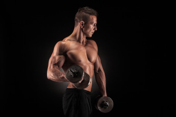 Картинка спорт body+building бодибилдинг мышцы культурист спортсмен гантели тренировка бицепс