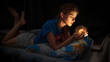 Картинка разное компьютерный+дизайн красивая девушка волшебство подушка магия графика светящаяся сфера