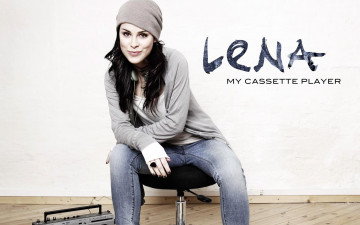 Картинка музыка lena+meyer-landrut брюнетка шапка джинсы стул магнитофон