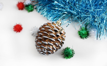 Картинка праздничные украшения шишка шарики