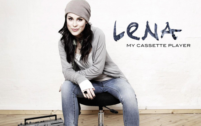 Обои картинки фото музыка, lena meyer-landrut, брюнетка, шапка, джинсы, стул, магнитофон