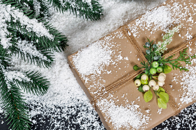 Обои картинки фото праздничные, подарки и коробочки, ёлка, снег, коробка, подарок