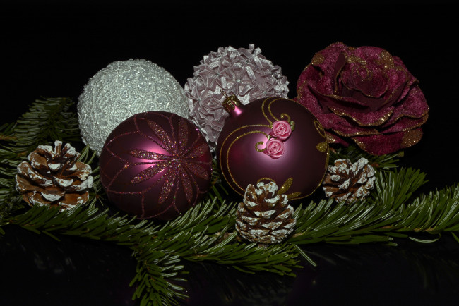 Обои картинки фото праздничные, украшения, ёлка, ветка, шишки, шарики, цветок