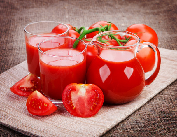Обои картинки фото еда, напитки,  сок, кувшин, стаканы, помидоры, томаты, сок, томатный