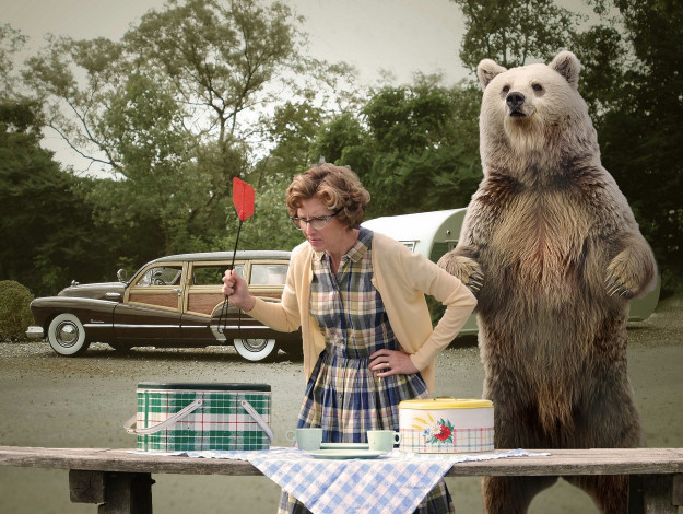 Обои картинки фото юмор и приколы, дама, медведь, пикник, мухобойка, машина