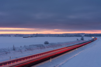 Картинка природа дороги домики поле снег тучи небо заря рассвет утро зима швеция