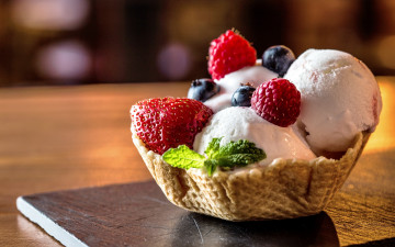 Картинка еда мороженое +десерты ice cream sweet dessert delicious yammy berries raspberry десерт сладкое малина клубника ежевика ягоды корзинка вафля