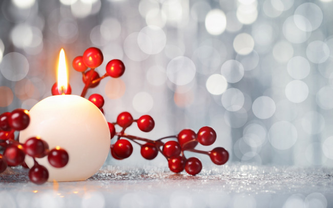 Обои картинки фото праздничные, новогодние свечи, свеча, ягоды, новый, год, decoration, christmas, рождество, new, year