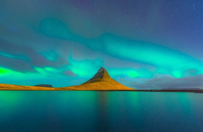 Обои картинки фото природа, реки, озера, озеро, гора, сияние, звезды, ночь, исландия
