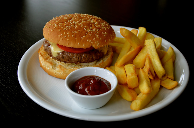 Обои картинки фото еда, бутерброды,  гамбургеры,  канапе, гамбургер, картошка, кетчуп