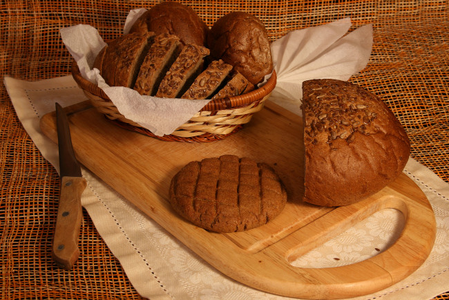 Обои картинки фото еда, хлеб,  выпечка, нож, доска
