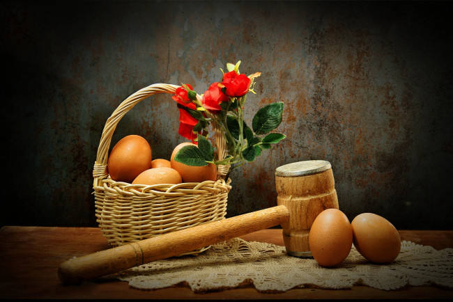 Обои картинки фото еда, Яйца, колотушка, цветы, яйца, лукошко