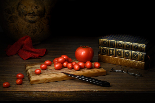 Обои картинки фото еда, помидоры, нож, очки, книги