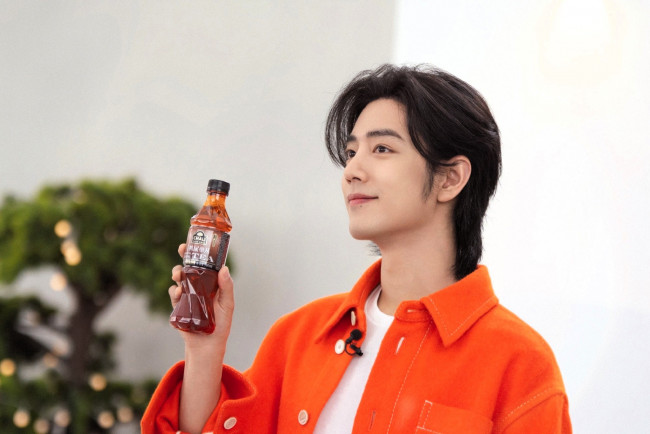 Обои картинки фото мужчины, xiao zhan, актер, пиджак, бутылка