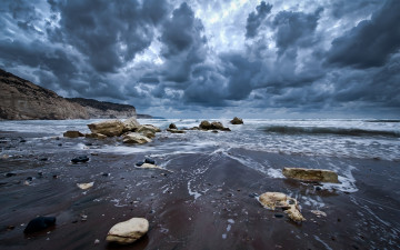Картинка природа побережье камни пляж океан сумрак прибой тучи волны