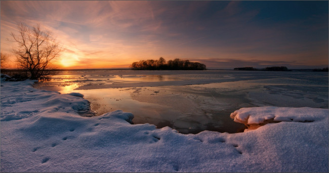 Обои картинки фото природа, восходы, закаты, тусклое, солнце, озеро, вечер, снег, лед, тучи