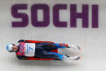Картинка спорт другое лед шлем костюм скорость альберт демченко трасса спортсмен санки олимпиада сочи вираж