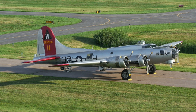 Обои картинки фото b-17 flying fortress, авиация, боевые самолёты, бомбардировщик, стоянка, аэродром