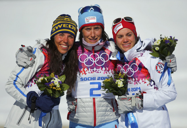 Обои картинки фото спорт, лыжный спорт, цветы, олимпиада, победители, биатлон, радость, девушки, сочи