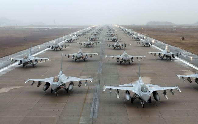 Обои картинки фото авиация, боевые самолёты, f-16, аэродром, взлетная, полоса, самолеты