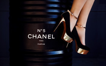 Картинка бренды chanel темный фон бочка туфли