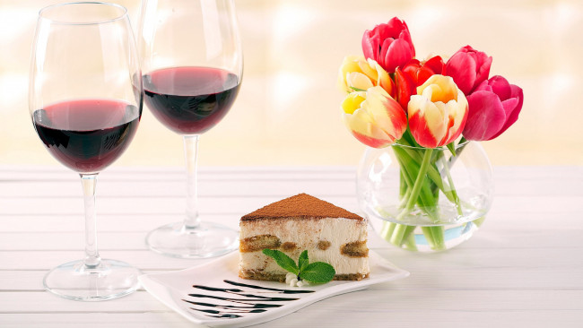 Обои картинки фото еда, пирожные,  кексы,  печенье, вино, пирожное, тюльпаны
