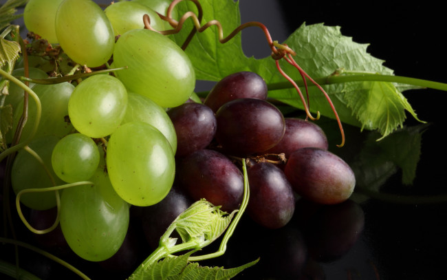 Обои картинки фото еда, виноград, ягоды, листья, макро