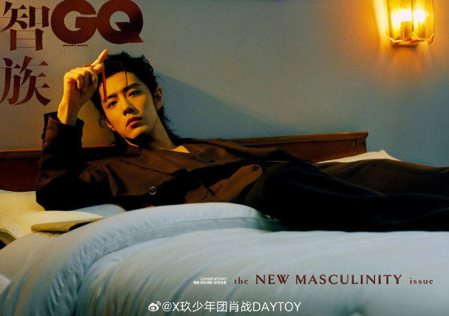 Обои картинки фото мужчины, xiao zhan, актер, костюм, постель