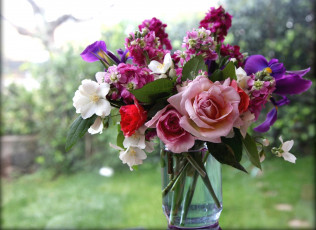 Картинка цветы букеты композиции левкой ирис жасмин розы