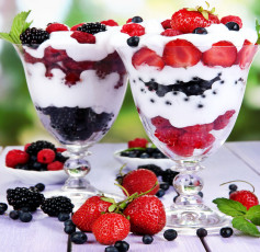 Картинка еда мороженое +десерты бокалы десерт черника ежевика клубника малина