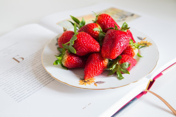 обоя © yulia harding, еда, клубника,  земляника, книга, тарелка, красные, ягоды