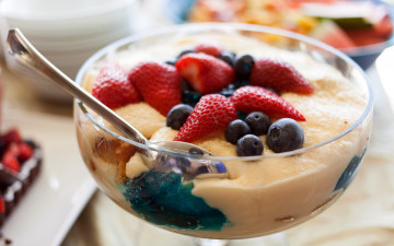 Картинка еда мороженое +десерты креманка десерт клубника черника