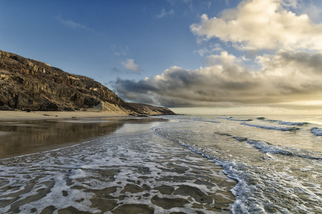 Обои картинки фото природа, побережье, пена, волны, пляж, облака