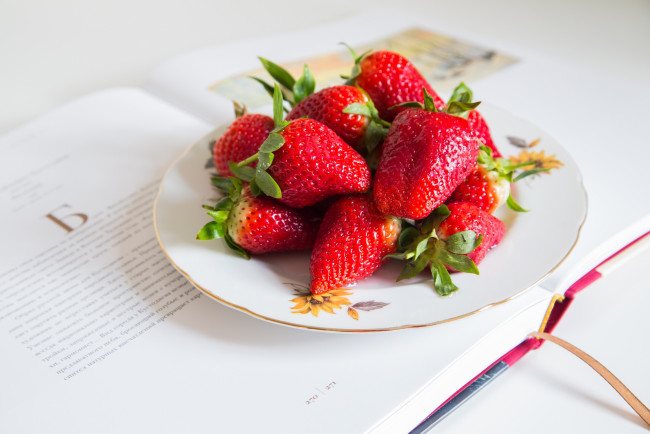 Обои картинки фото © yulia harding, еда, клубника,  земляника, книга, тарелка, красные, ягоды