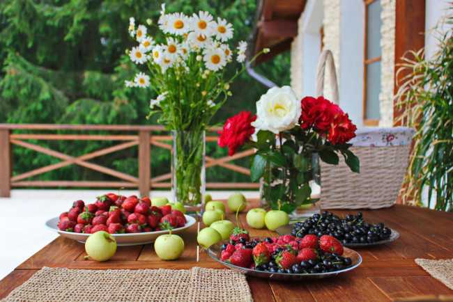 Обои картинки фото еда, фрукты,  ягоды, цветы, смородина, клубника, яблоки